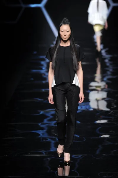 モデルは 2013 中国の北京で中国国際ロンドンファッションウィークの春 2014 年中に旭化成のファッションショーで新しい創造を表示します — ストック写真