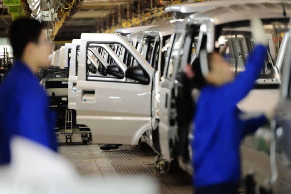 Trabajadores Chinos Montan Automóvil Una Línea Montaje Una Planta Saic — Foto de Stock