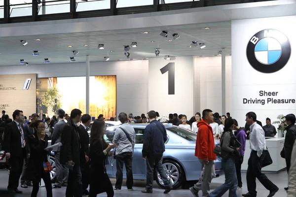 2013年4月20日在中国上海举行的第十五届上海国际汽车工业展览会 2013年上海车展 游客们聚集在宝马的展台上 — 图库照片