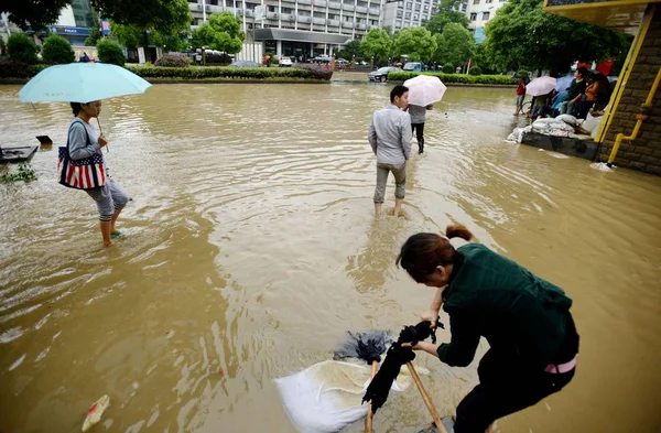 Κινέζοι Πολίτες Καθαρίζουν Χάλια Που Προκαλούνται Από Τον Τυφώνα Fitow — Φωτογραφία Αρχείου