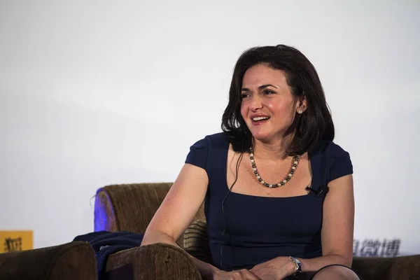 Sheryl Sandberg Directora Operaciones Facebook Sonríe Durante Foro Mujeres Liderazgo — Foto de Stock