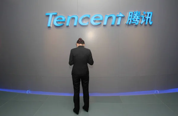 Chiński Pracownik Korzysta Telefonu Komórkowego Przed Signage Tencent Siedzibie Shenzhen — Zdjęcie stockowe