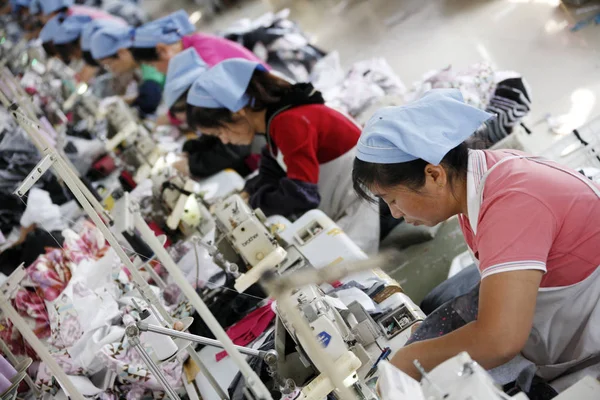 Lavoratrici Cinesi Cuciono Vestiti Esportare Giappone Una Fabbrica Huaibei Provincia — Foto Stock
