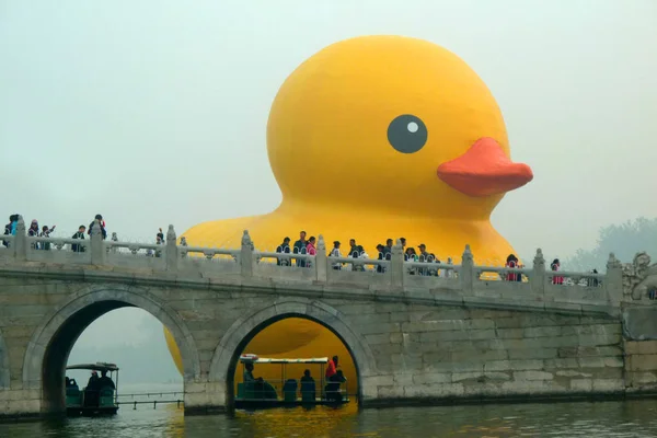 Los Turistas Observan Pato Amarillo Goma Creado Por Artista Holandés — Foto de Stock