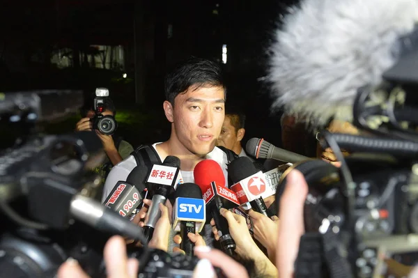 Bintang Cina Hurdler Liu Xiang Dikelilingi Oleh Wartawan Setelah Dia — Stok Foto