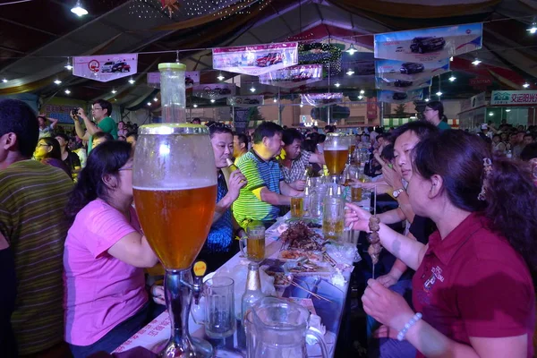 Persone Godono Birra Durante Qingdao International Beer Festival Qingdao Nella — Foto Stock