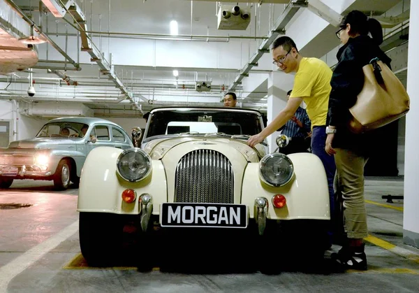 Ziyaretçiler Qingdao Intercontinental Hotels Qingdao Bir Yeraltı Garajında Classic Cars — Stok fotoğraf