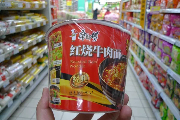 Cliente Acquista Master Kong Instant Noodle Tingyi Holding Corp Supermercato — Foto Stock