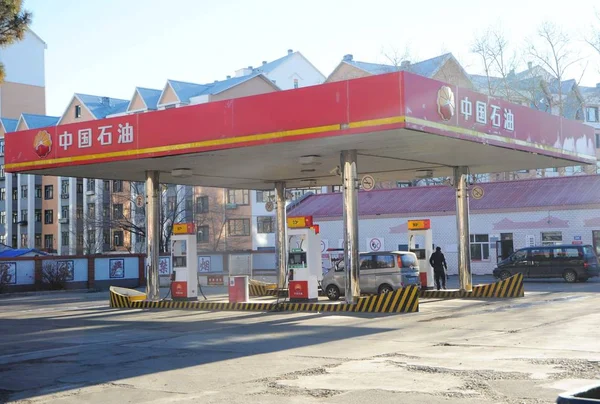 Datei Ein Fahrzeug Wird Einer Tankstelle Von Cnpc China National — Stockfoto