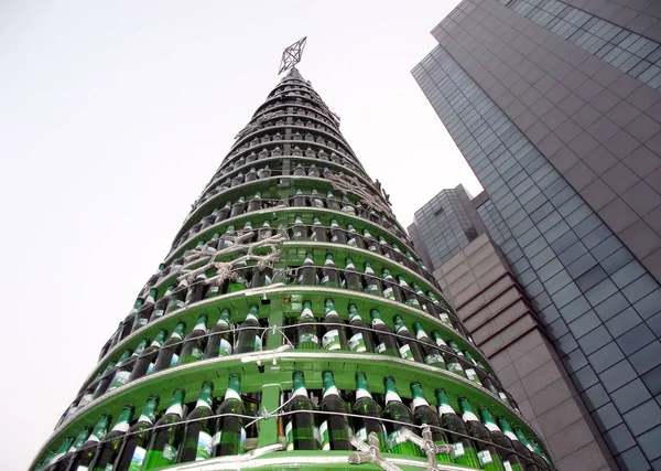 2013年12月8日 中国東部江蘇省長州市で1 000本以上のビール瓶で構成された高さ10メートルのクリスマスツリーの眺め — ストック写真