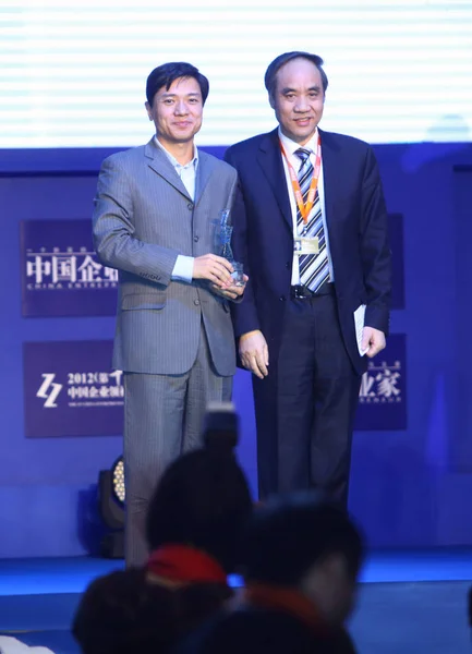 Robin Yanhong Esquerda Presidente Ceo Baidu Posa Com Seu Troféu — Fotografia de Stock