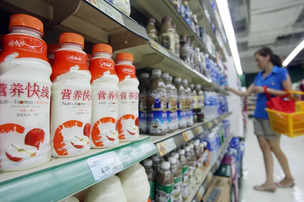 Бутылки Молочного Сока Нутри Экспресс Выставлены Продажу Супермаркете Шанхае Китай — стоковое фото