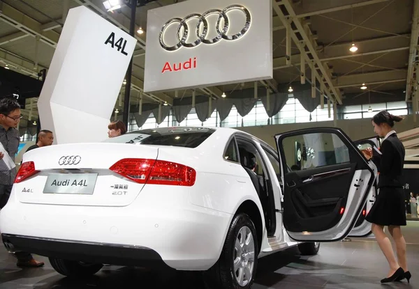 Besucher Betrachten Einen Audi A4L Während Einer Automobilausstellung Nanjing Provinz — Stockfoto