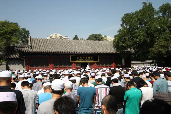 Китайские Мусульмане Принимают Участие Утренней Молитвенной Сессии Мечети Нюцзе Пекине — стоковое фото