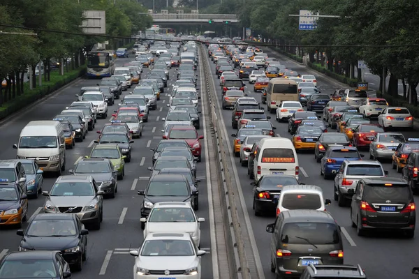 Masy Pojazdów Poruszają Się Powoli Korku Drodze Pekinie Chiny Wrzesień — Zdjęcie stockowe