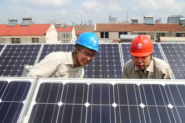 Tecnici Controllano Pannelli Solari Una Centrale Fotovoltaica Sul Tetto Nantong — Foto Stock