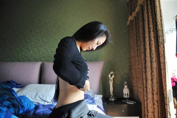 Modelo Chinês Chen Zijia Veste Roupas Seu Quarto Casa Pequim — Fotografia de Stock