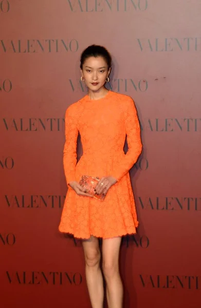 Chinese Model Juan Poses She Arrives Valentino Shanghai Collection Fashion — Stock Photo, Image