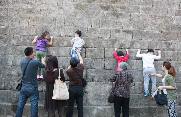 Niños Chinos Trepan Por Una Antigua Muralla Durante Las Vacaciones — Foto de Stock