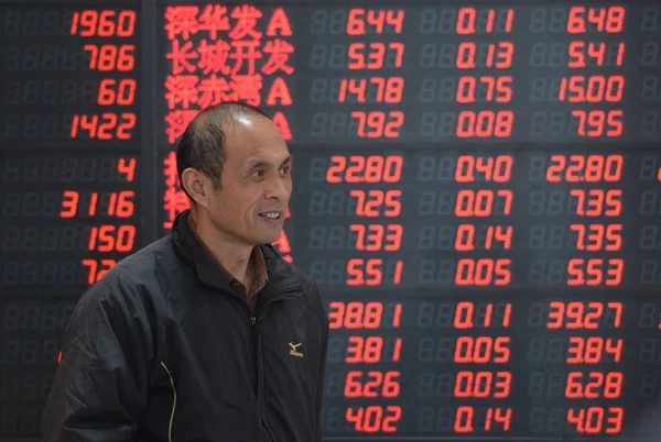 Китайський Інвестор Проходить Повз Екран Відображає Ціни Акцій Червоний Підвищення — стокове фото