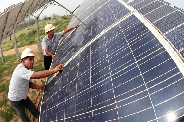 Des Travailleurs Chinois Installent Panneau Solaire Dans Une Centrale Photovoltaïque — Photo