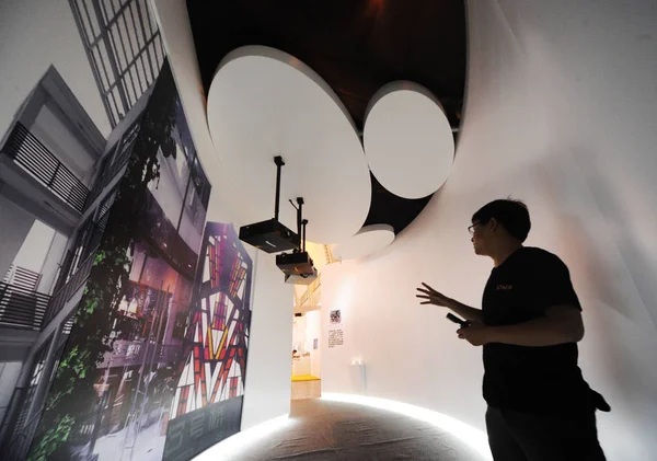 訪問者は 中国上海の上海エキシビションセンターで2013上海デザインウィーク中に画面を見て 9月5日2013 — ストック写真