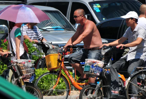 Cyclistes Piétons Traversent Une Route Sous Soleil Brûlant Dans Ville — Photo
