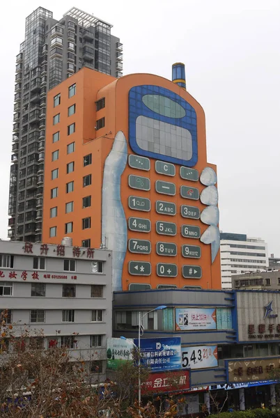 2013년 11월 19일 윈난성 남서부 쿤밍에 휴대전화 모양건물 — 스톡 사진