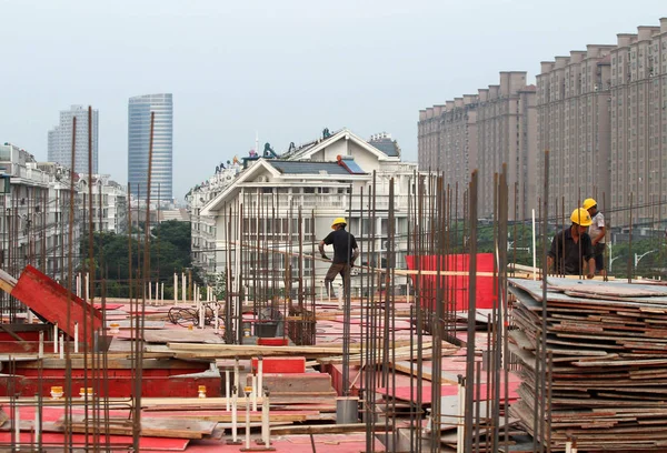 中国农民工在中国东部江苏省南通一个住宅公寓项目施工现场 2013年7月25日 — 图库照片