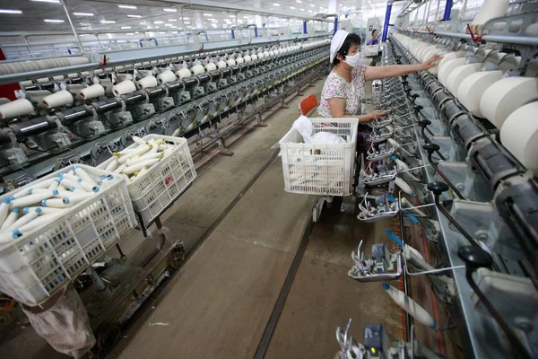 Čínská Dělnice Otáčející Mašiny Továrně Šaty Huaibei 2013 Provincii Východní — Stock fotografie