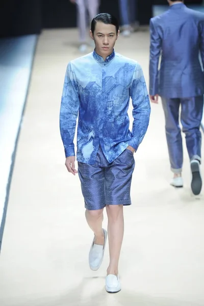 モデルは 2013 中国北京で中国ロンドンファッションウィークの春 2014年中曽 Fengfei ファッションショーで新しい創造を表示します — ストック写真