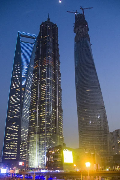 Vista Nocturna Del Distrito Financiero Lujiazui Con Torre Shanghai Derecha — Foto de Stock