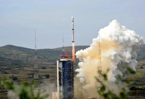 2013年9月23日 中国北部山西省太原市近くの太原衛星打ち上げセンターで フェンユン3極軌道気象衛星を搭載した長い3月4C キャリアロケットが離陸します — ストック写真