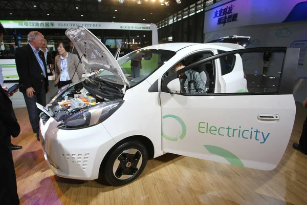 Los Visitantes Ven Coche Eléctrico Roewe E50 Saic Motor 15ª — Foto de Stock