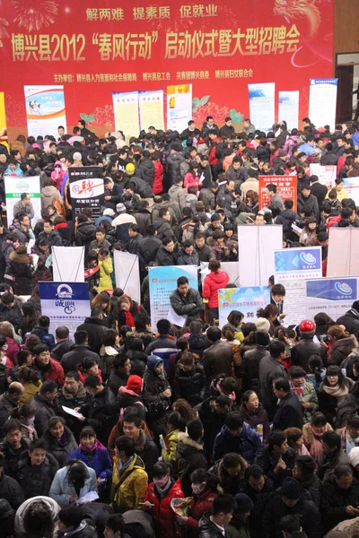 求職者の群衆はボクシング郡 Binzhou 東中国山東省の就職フェアで失速 月2012 — ストック写真