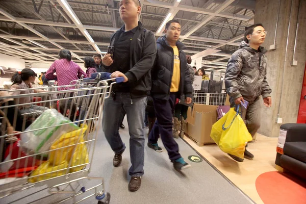 Los Clientes Son Vistos Una Tienda Ikea Durante Suave Apertura —  Fotos de Stock