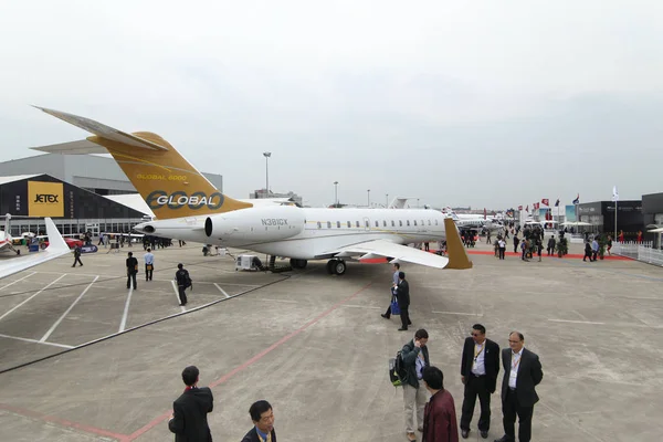 Odwiedzający Spojrzeć Bombardier Global 6000 Jet Podczas Azjatyckiej Business Aviation — Zdjęcie stockowe