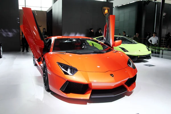 Látogatók Nézz Lamborghini Sport Autók Alatt Kína Guangzhou Nemzetközi Autó — Stock Fotó