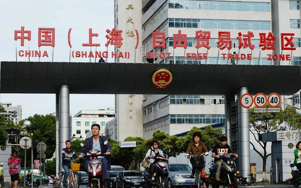 Cyklister Passera Genom Port Kina Shanghai Pilot Fri Handel Zon — Stockfoto