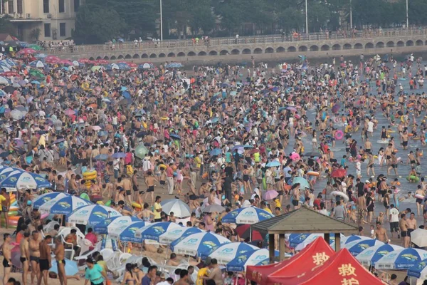 Vakantiegangers Overbevolkt Qingdao Badplaats Een Verschroeiende Dag Qingdao Stad Oost — Stockfoto