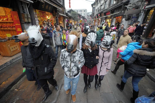 Kinesiska Konstnärer Bär Häst Hjälmar Längs Gammal Shoppinggata Chongqing Kina — Stockfoto