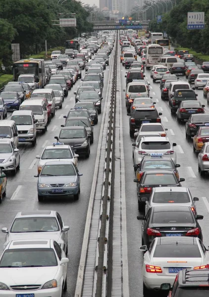 Los Vehículos Hacen Cola Largo Carretera Durante Grave Atasco Tráfico — Foto de Stock