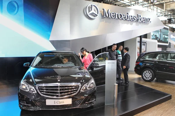 Ziyaretçiler Şanghay Bir Auto Show Mercedes Benz Class Araba Bakmak — Stok fotoğraf