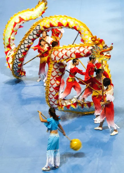 Estudiantes Universitarios Chinos Realizan Danza Del Dragón Durante Final Federación — Foto de Stock