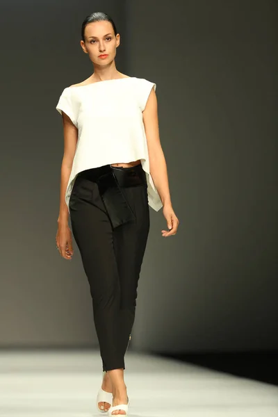 Model Wyświetla Nowe Stworzenie Pokaz Mody Niewymienione Podczas Shanghai Fashion — Zdjęcie stockowe
