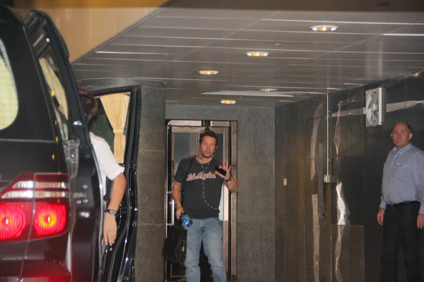 Αμερικανός Ηθοποιός Mark Wahlberg Κέντρο Αφήνει Χονγκ Κονγκ Διεθνές Αεροδρόμιο — Φωτογραφία Αρχείου