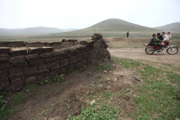2011년 19일 간쑤성 북서부 민시안 인들이 토탄으로 — 스톡 사진