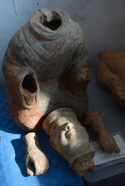 Una Cerámica Rota Forma Humana Desenterrada Una Antigua Tumba Dinastía — Foto de Stock