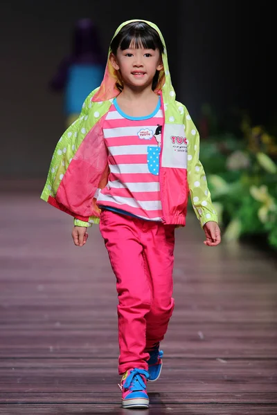 Young Girl Displays New Creation Designer Zhao Enhuan Tuotu Kids — Stock Photo, Image