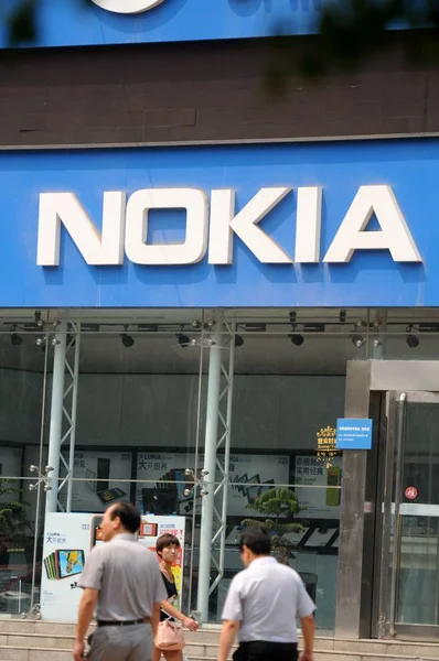 Fot Gängare Förbi Nokia Butik Luoyang Centrala Chinas Henan Provinsen — Stockfoto